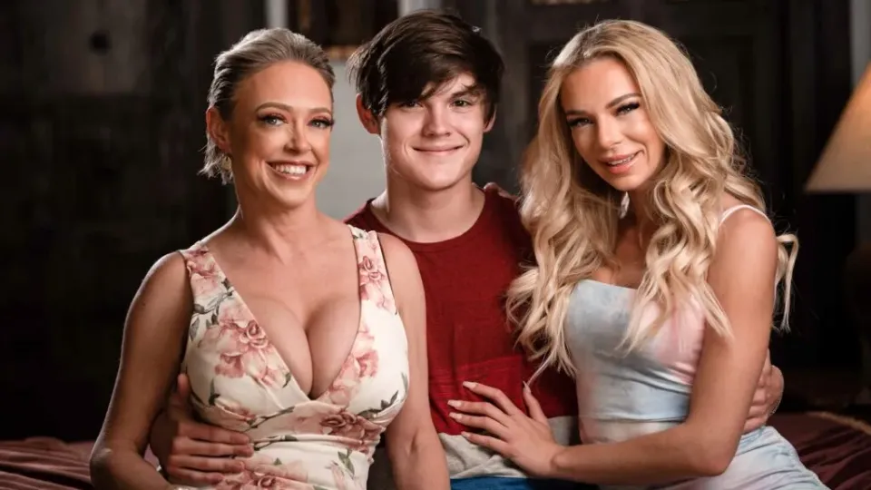 ADULT TIME หนังโป๊ฝรั่ง Dee Williams & Tiffany Watson พี่สาวกับแม่เลี้ยงนมใหญ่เล่นเสียวกันเอง น้องชายมาเจอพอดีเลยเรียกมาเย็ดสวิงกิ้ง อมควยเลียหีนัวๆ สลับกันขย่มควยเย็ดเสียวกันยับ ชักแตกราดนม